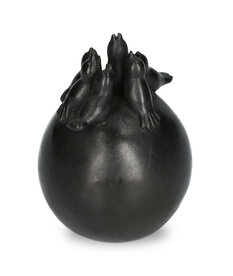 Handgemaakte mini urn van brons met jonge vogels op een bol | ds-B-07