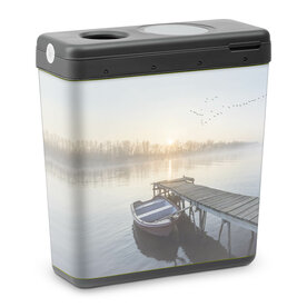 Strooiurn Cinisafe met een bootje aan de steiger | hp-cini bootje steiger