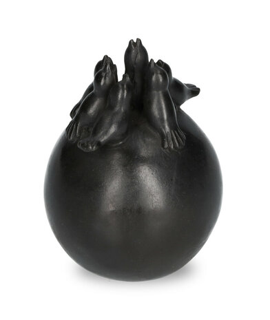 Handgemaakte mini urn van brons met jonge vogels op een bol | ds-B-07