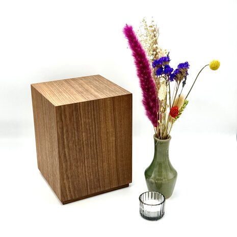 Houten grote urn modern vierkant notenhout | hu-DHU A 372